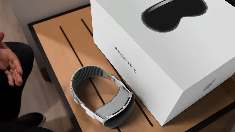 Apple Vision Pro包装盒巨大，能塞进半条腿
