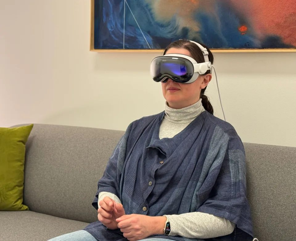 Apple Vision Pro 上手体验：身临其境的视频、Disney+ 应用程序、打字体验等
