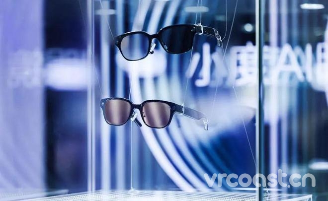 小度发布全球首款搭载中文大模型的原生AI眼镜