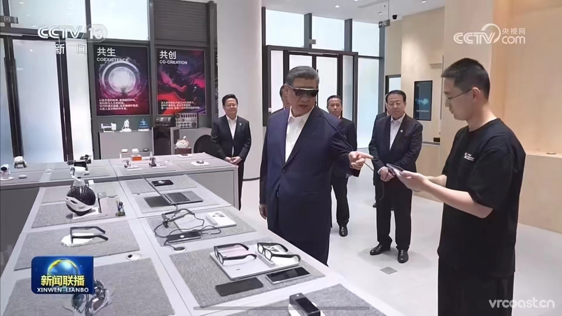 总书记在沪考察“模速空间”，亲自体验AR智能眼镜