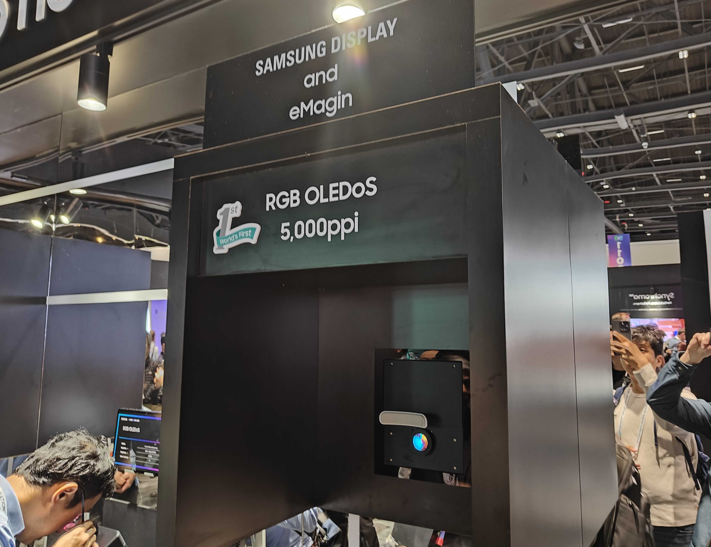 三星OLEDoS技术突破：VR头显像素密度突破5000ppi大关