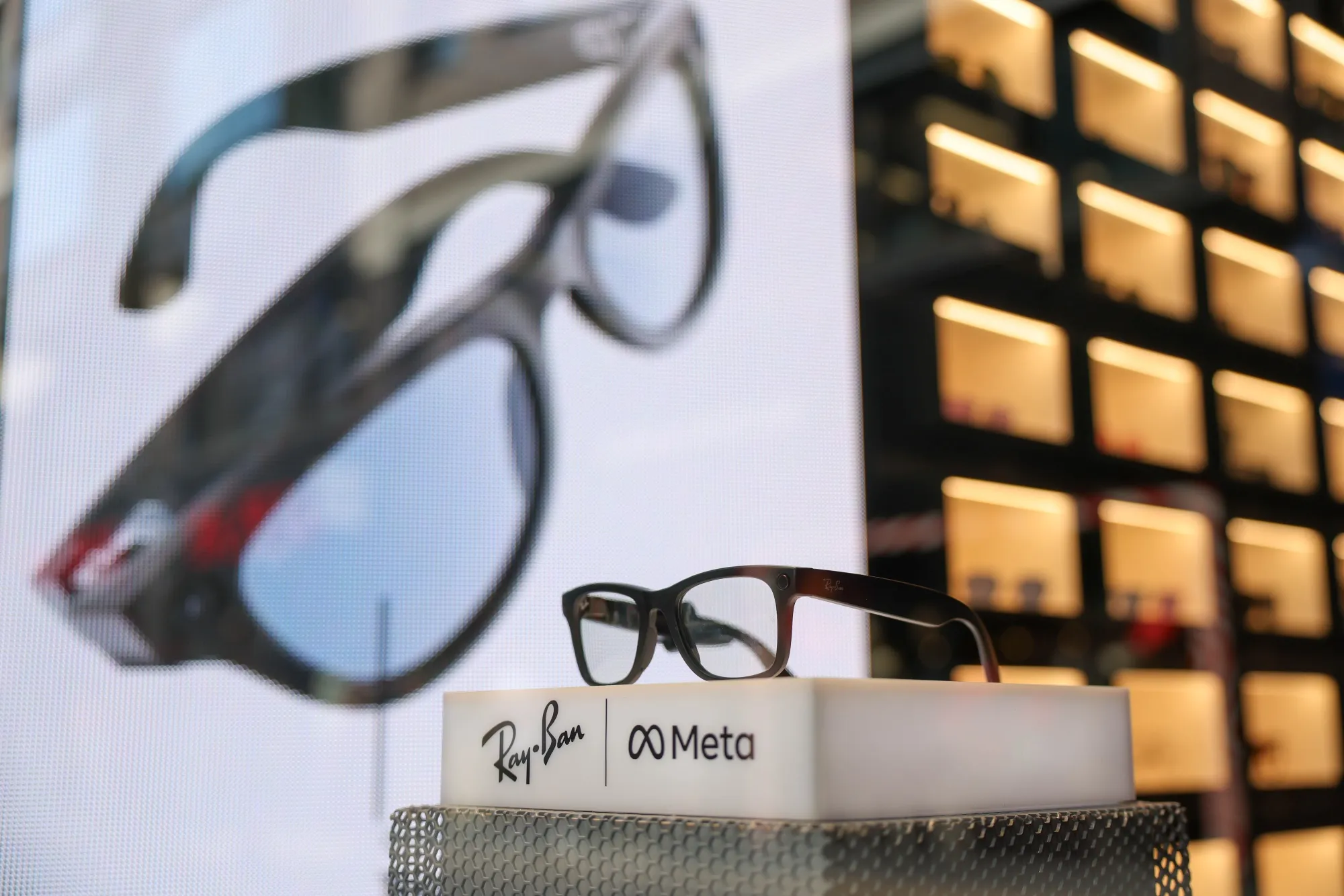 Meta战略投资EssilorLuxottica 加速布局智能眼镜产业​